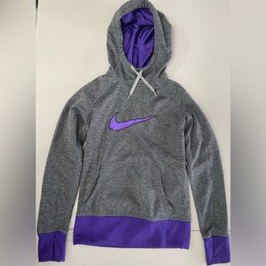 Nike sweatshirt women’s xs therma-fit. Grey and purple long sleeved sweatshirt.